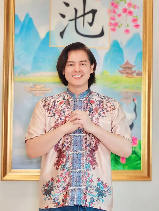 Roger Danuarta kenakan atasan changsan satin berwarna champagne dengan motif di bagian tengah. [@cutratumeyriska]