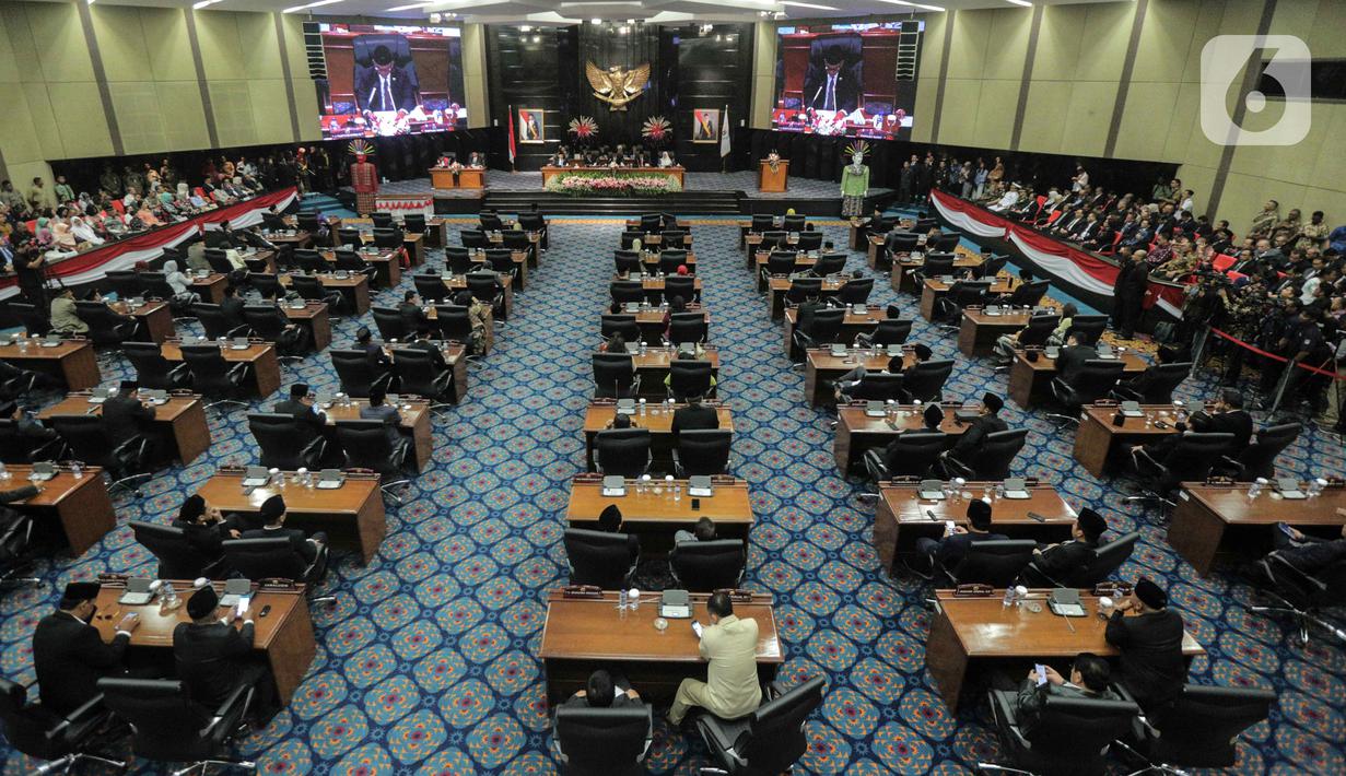 Suasana pelantikan lima pimpinan DPRD DKI Jakarta di Gedung DPRD DKI Jakarta, Senin (14/10/2019). Wakil Ketua DPRD DKI Jakarta dijabat oleh Ahmad Suhaimi dari PKS, Zita Anjani dari PAN, M Taufik dari Gerindra, dan Misan Samsuri dari Demokrat. (Liputan6.com/Faizal Fanani)