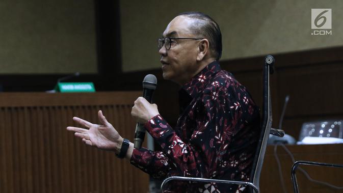 Terdakwa dugaan suap pembangunan PLTU Riau-1, Johannes Budisutrisno Kotjo memberi keterangan pada sidang lanjutan di Pengadilan Tipikor, Jakarta, Kamis (15/11). Sidang mendengarketerangan terdakwa. (Liputan6.com/Helmi Fithriansyah)