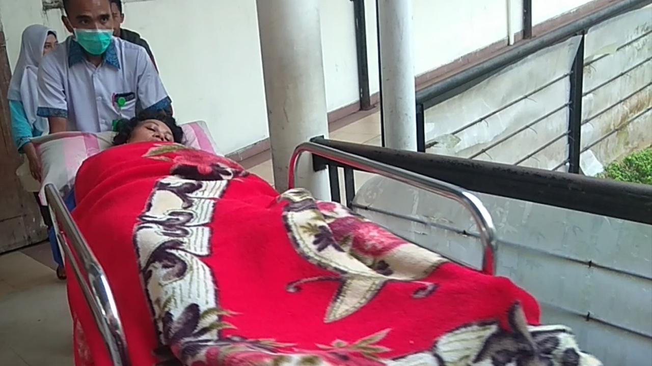 Nining Sunarsih (53), perempuan asal Kabupaten Sukabumi, ditemukan hidup setelah hilang terseret ombak Pantai Pelabuhan Ratu selama 1,5 tahun.