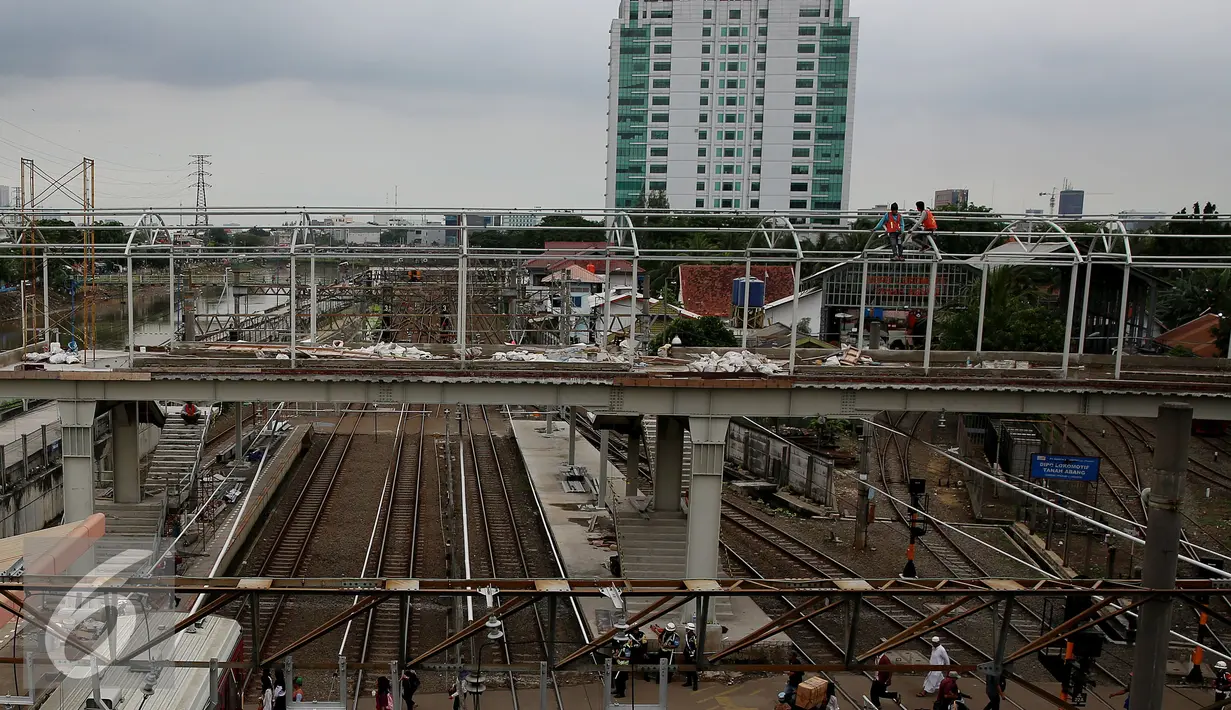Suasana pembangunan JPO di Stasiun Tanah Abang, Jakarta, Senin (17/10). JPO ini ditargetkan kelar paling lambat Januari 2017. (Liputan6.com/Johan Tallo)