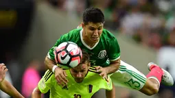Duel antara pemain Meksiko dan Venezuela dalam laga Grup C Copa America 2016 di Stadion NRG, Houston, AS, Selasa (14/6/2016) WIB. (AFP/Alfredo Estrella)