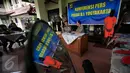 Kapolda DIY Brigjen Pol Prasta Wahyu Hidayat (kiri) memberikan keterangan saat rilis pengungkapan penyayatan di Mapolda DIY, Yogyakarta, (3/5/2016). Pelaku telah meresahkan masyarakat dengan meneror menggunakan benda tajam. (Boy Harjanto)