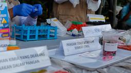 Petugas Balai Besar Pengawas Obat dan Makanan (BBPOM) DKI Jakarta menguji sampel takjil di kawasan Bendungan Hilir, Jakarta, Rabu (5/4/2023). (Liputan6.com/Angga Yuniar)