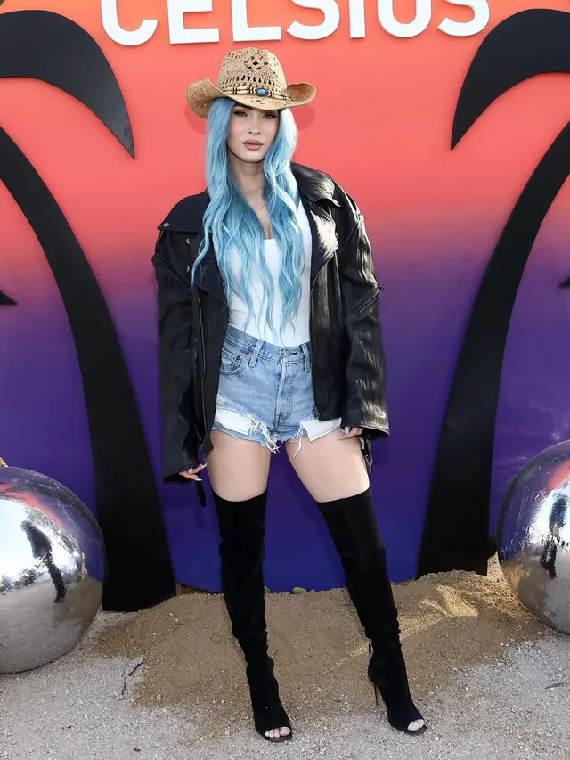 10 Adu Gaya Memukau Artis di Coachella 2024, dari Olivia Rodrigo, Paris Hilton, hingga Megan Fox