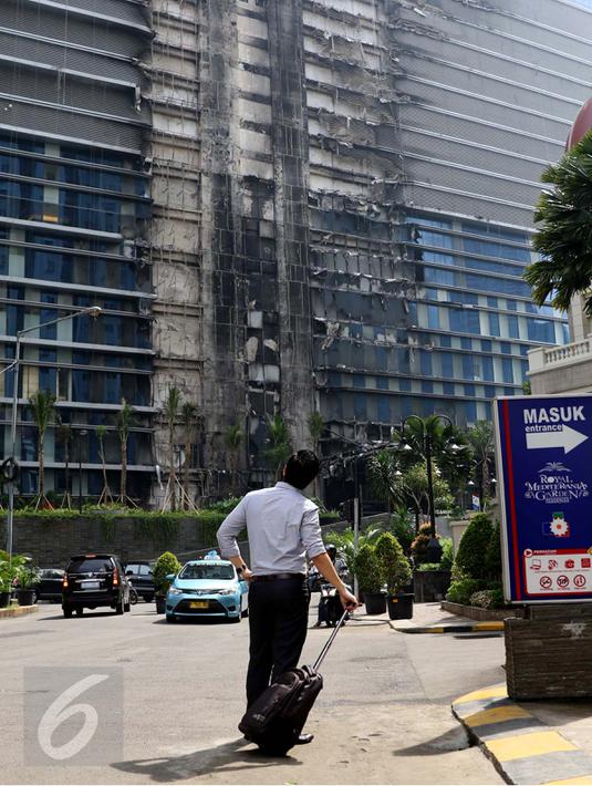 Penghuni apartemen memperhatikan Gedung Neo Soho pasca kebakaran di Tanjung Duren, Jakarta, Kamis (10/11). Hingga kini penyebab kebakaran belum diketahui dan masih dalam tahap penyelidikan. (Liputan6.com/Gempur M. Surya)