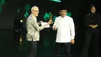 Antropolog asal Belanda Martin van Bruinessen menerima Anugerah 1 Abad Nahdlatul Ulama (NU) kategori internasional. (Foto: NU Online)