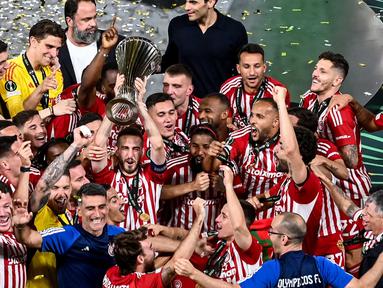 Pemain Olympiakos, Konstantinos Fortounis (tengah) merayakan kemenangan usai final Europa Conference League 2023/2024 melawan Fiorentina di AEK Arena di Athena pada 30 Mei 2024 WIB. (ThÈophile BLOUDANIS/AFP)