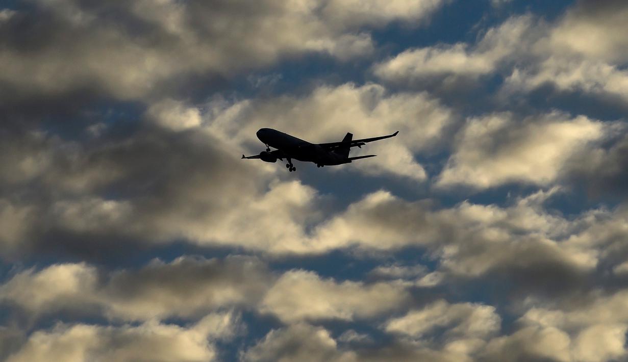 Sebuah pesawat British Airways saat akan mendarat di Bandara Heathrow, London, Inggris, (18/4). Menurut The UK Airprox Board setidaknya 23 kejadian yang melibatkan drone dan pesawat yang terjadi dalam kurun waktu 6 bulan. (REUTERS / Toby Melville)