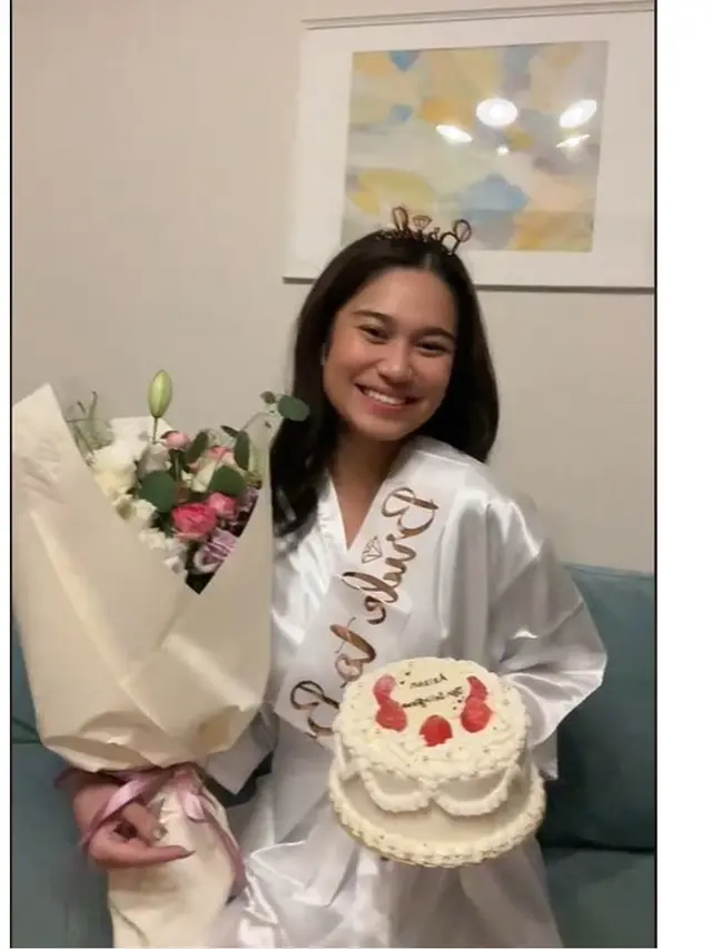 6 Potret Viral Cake Bridal Shower Azizah Salsha, Ingatkan Pesan 'Jangan Selingkuh'