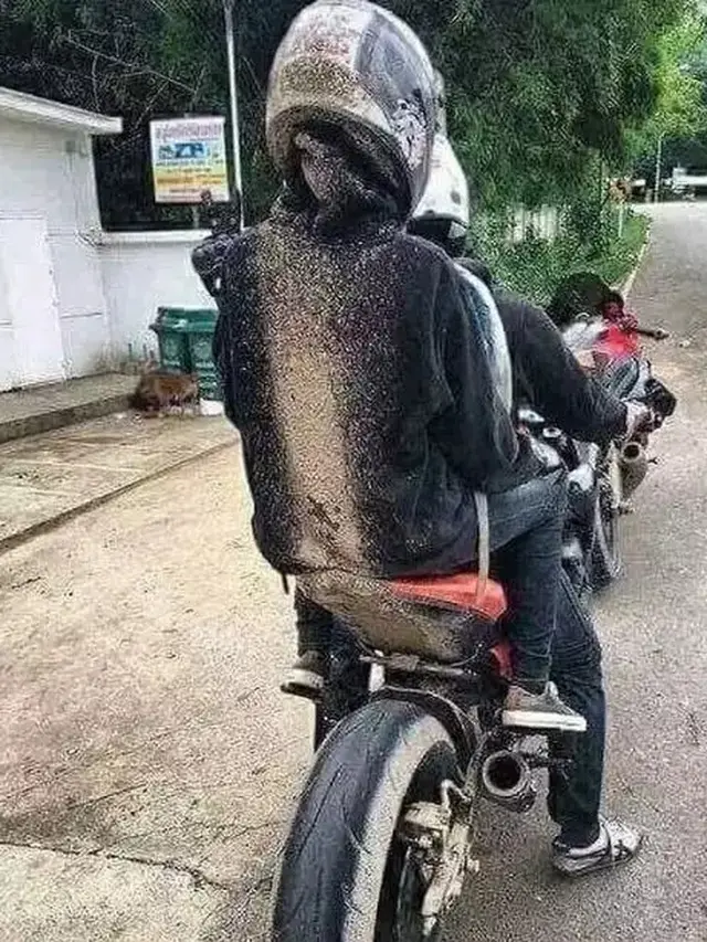 6 Momen Apes Lewati Jalanan Berlumpur Ini Bikin Elus Dada, Harus Rela Kotor