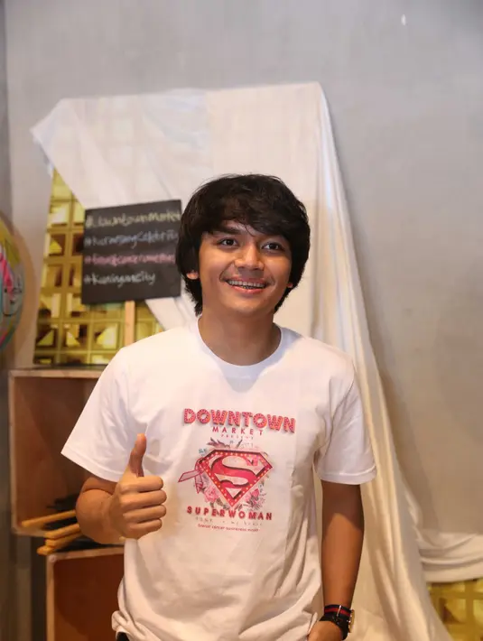 Lagu Tak Berdua bercerita menurut Calvin mengenai gambaran bagaimana perasaan seseorang ketika putus cinta. Akan tetapi, bukan dari segi kesedihan atau kegalauan, melainkan dari segi positifnya.  (Nurwahyunan/Bintang.com)