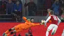 Aksi kiper Arsenal, Petr Cech menghalau bola sepakan pemain CSKA Moscow pada leg kedua Liga Europa di CSKA Arena, Russia, (12/3/2018). Arsenal lolos ke Semifinal dengan agregat gol 6-3. (AP/Pavel Golovkin)