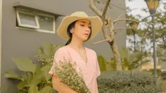 Tampil mengenakan dress berwarna pink pastel membuat wanita kelahiran 30 April 1995 ini nampak makin menawan. Warna pink pastel memang nampak cocok dikenakan Dinda Kirana. (Liputan6.com/IG/dindakirana.s)