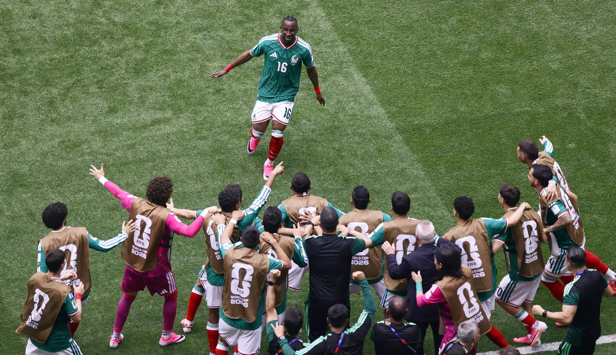 Tendangan pemain klub Liga Arab Saudi, Al-Qadsiah tersebut tak terbendung dan sukses melewati celah kaki penjaga gawang Afrika Selatan, Ronwen Williams. (AFP/Rodrigo Oropeza)