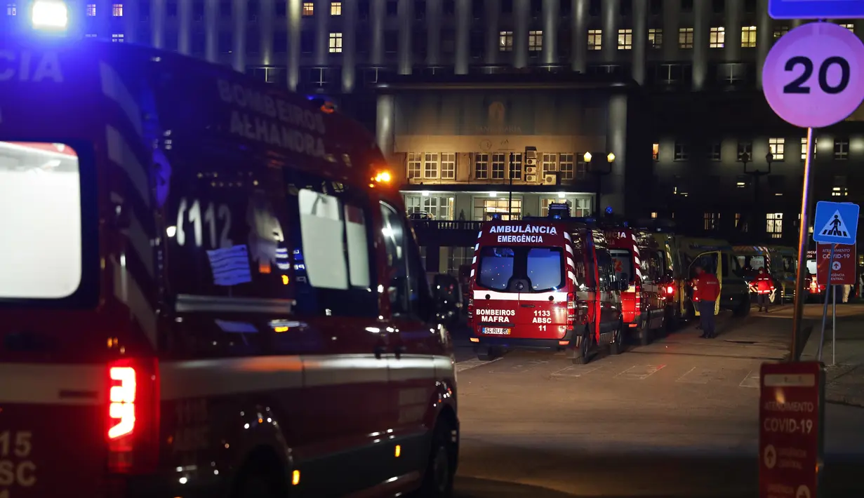 Ambulans tiba di rumah sakit Santa Maria di Lisbon di mana lebih dari tiga puluh lainnya sudah antre menunggu untuk menyerahkan pasien COVID-19, Kamis (28/1/2021). Portugal kembali mencatatkan rekor penambahan angka kasus harian virus corona dan kematian baru-baru ini. (AP/Armando Franca)