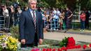 Walikota Moskow, Sergei Sobyanin, meletakkan bunga di pintu masuk Stasiun Park Pobedy, Moskow, (16/7/2014). (AFP PHOTO/Dmitry Serebryakov)