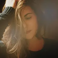 Melakukan smoothing rambut sendiri di rumah memang tampak praktis dan hemat, namun proses kimia di dalamnya menyimpan risiko besar bagi kesehatan rambut dan kulit kepala. (Foto: UniqueMarfa/Pixabay)