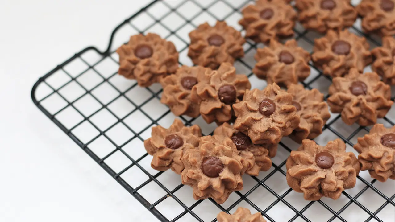 kue semprit coklat