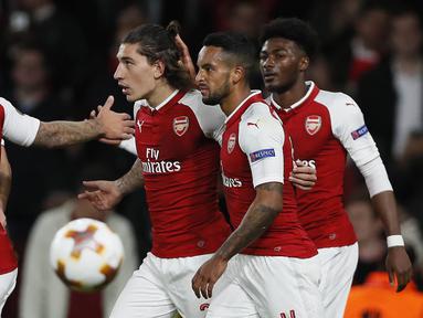 Para pemain Arsenal merayakan gol yang dicetak Hector Bellerin ke gawang FC Cologne pada laga Liga Europa di Stadion Emirates, London, Rabu (14/9/2017). Arsenal menang 3-1 atas Cologne. (AP/Kirsty Wigglesworth)