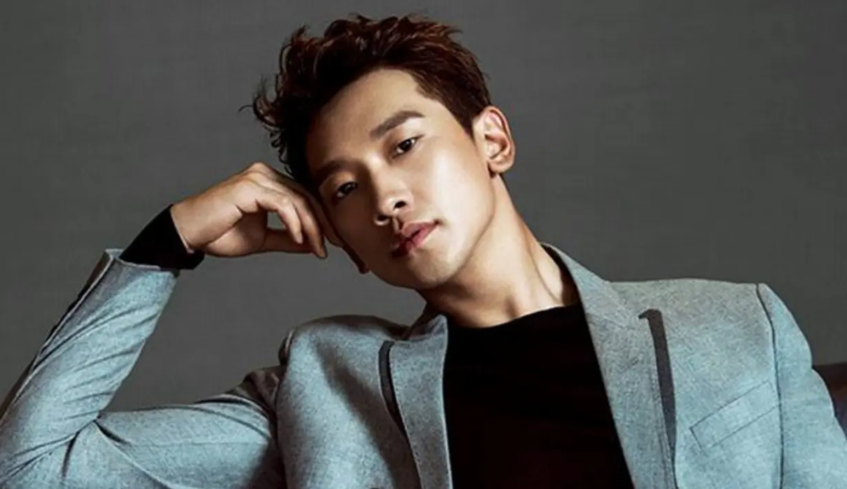Rain merupakan salah satu selebriti Korea Selatan yang punya wajah tampan menawan. Meskipun sudah berumur 36 tahun, pemilik nama Jung Ji Hoon ini tetap terlihat tampan. (Foto: soompi.com)