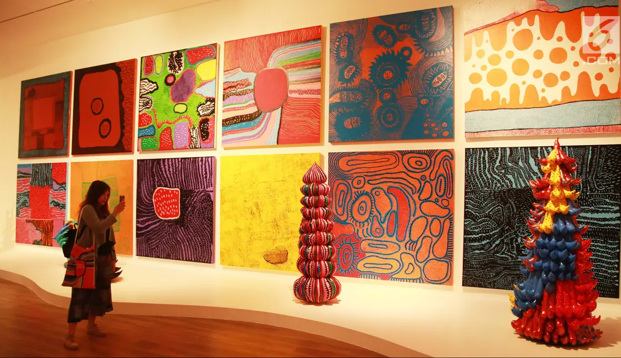 Pengunjung memotret karya Yayoi Kusama di Museum Macan, Jakarta, Senin (7/5). Pameran bertajuk "Seni Berubah, Dunia Berubah, Menjelajah Koleksi Museum of Modern and Contemporary Art in Nusantara". (Liputan6.com/Gempur M Surya)