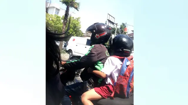 Menjadi mitra ojek online berarti harus menghabiskan banyak waktu di jalanan, sehingga banyak di antaranya yang harus rela meninggalkan keluarga di rumah.