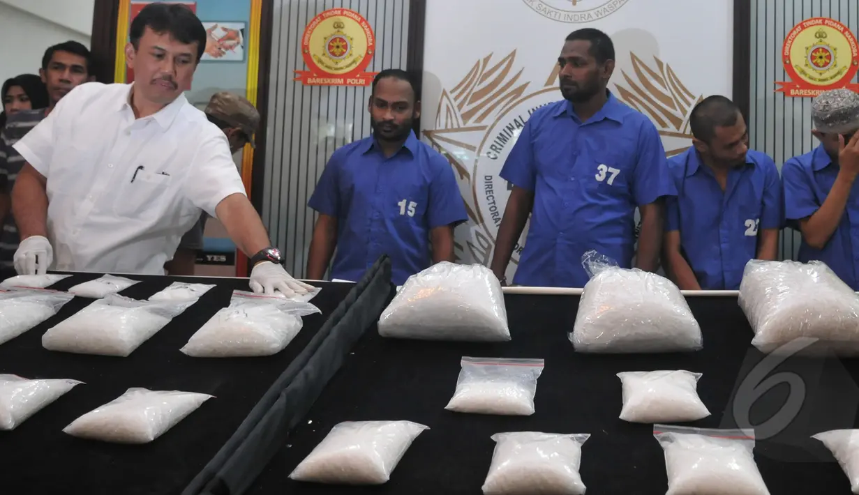 Petugas Dittipid Narkoba Bareskrim Polri menunjukkan barang bukti berupa sabu yang dibungkus dalam plastik senilai Rp 29 miliar di Gedung BNN, Jakarta, Selasa (21/4/2015). (Liputan6.com/Johan Tallo)