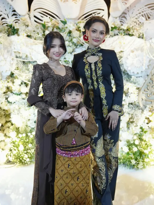 Fuji An saat Tedak Siten Putra Erika Carlina pakai kebaya dipadukan kain batik. [@fuji_an]