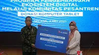 XL Axiata mendonasikan 100 laptop dan akses internet ke-12 pondok pesantren di berbagai daerah di Indonesia, penyerahan donasi dilakukan oleh Presdir sekaligus CEO XL Axiata Dian Siswarini (Foto: XL Axiata).