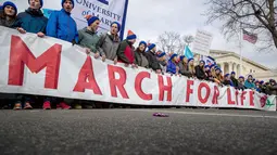 Aktivis antiaborsi AS membentangkan spanduk di depan Mahkamah Agung AS, Washington, Jumat (27/1). Aksi protes aktivis anti aborsi digelar pada 27 Desember sebagai peringatan pada tanggal itu Mahkamah Agung AS melegalkan aborsi. (AP PHOTO)