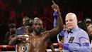Terence Crawford (kiri) berpose usai mengalahkan Shawn Porter pada pertandingan tinju perebutan gelar juara dunia kelas welter WBO di Las Vegas, Amerika Serikat, 20 November 2021. Terence Crawford menang TKO pada ronde 10. (AP Photo/Chase Stevens)