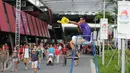 Ribuan warga, baik domestik maupun manca negara mendatangi lokasi pembukaan SEA Games 2015 di National Stadium Singapura, Jumat (5/6/2015). Salah satu penitia mengarahkan warga menuju National Stadium Singapura. (Liputan6.com/Helmi Fithriansyah)