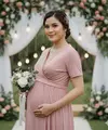 Model baju bridesmaid bumil 2026 (Foto: Gemini AI)
