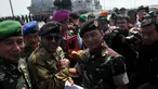 Panglima TNI Jenderal TNI Moeldoko memberikan baret dan brevet kepada para Gubernur se-Indonesia di Surabaya, (6/10/14). (Liputan6.com/Johan Tallo)