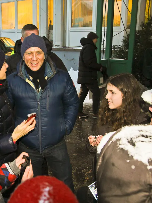 Daniel Craig menyapa para penggemarnya saat ia tiba di lokasi syuting film terbarunya, ‘Spectre’ di desa Altaussee, Austria. Desa bersalju ini merupakan salah satu lokasi syuting film ‘action’ tersebut. (Bintang/EPA)