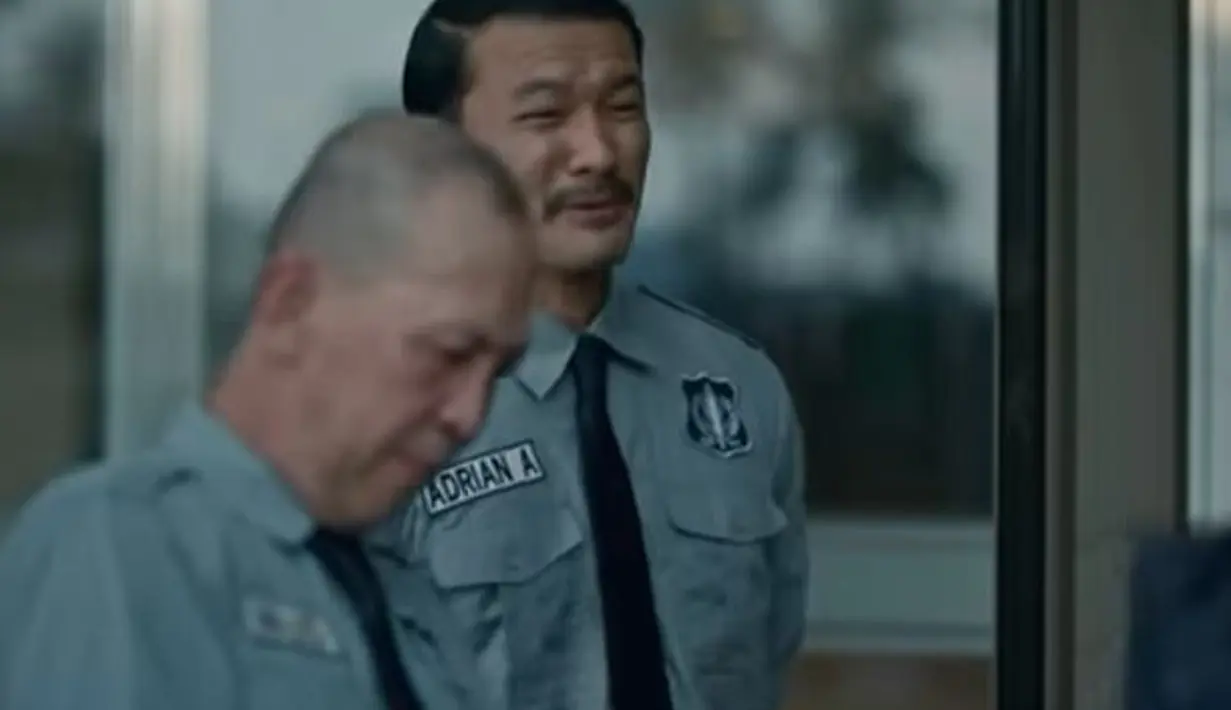 Sebelum terjebak dalam lift, Mira dengan angkuhnya menjawab sapaan Adrian (Rio Dewanto) yang memainkan tokoh security. (Foto: YouTube)