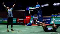 Selebrasi ganda putra Indonesia Fajar Alfian (kanan) dan Muhammad Rian Ardianto setelah membekuk wakil China dalam babak final Malaysia Open 2023 di Axiata Arena, Kuala Lumpur, Minggu (15/1/2023). (AFP/Mohd Rasfan)