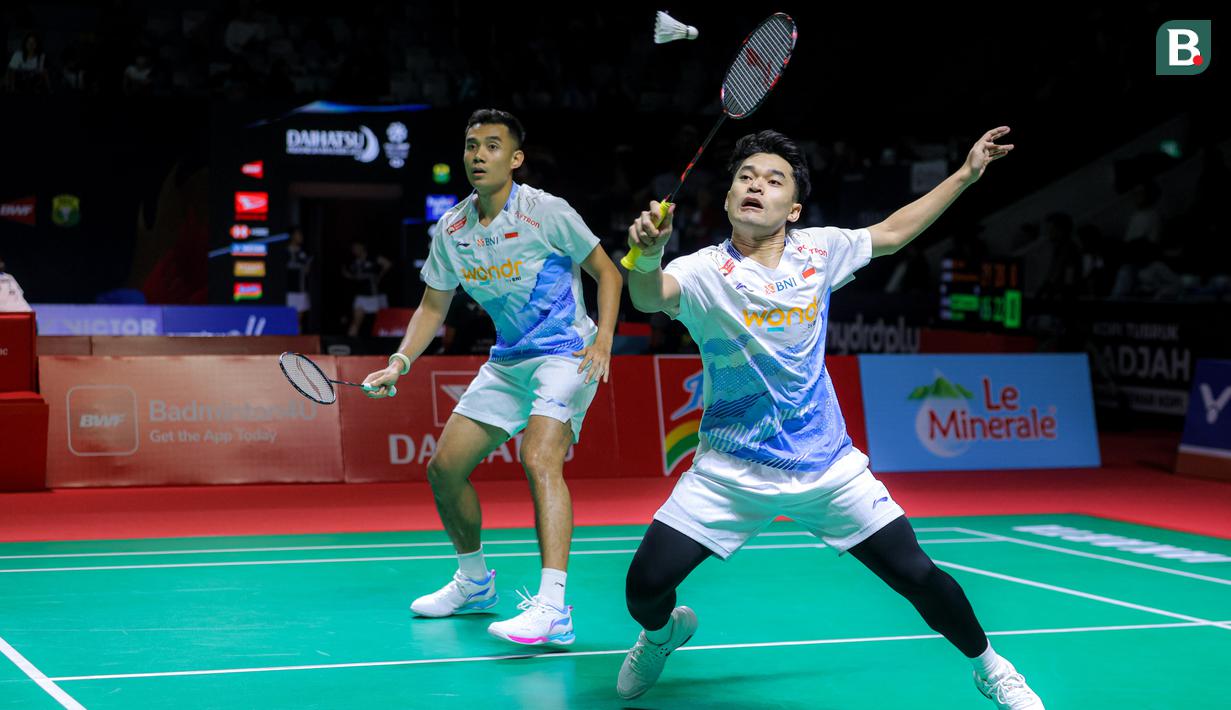 Pebulu tangkis ganda putra Indonesia, Leo Carnando/Bagas Maulana berusaha mengembalikan kok ke arah pasangan Taiwan, Zhi Wei-He/Huang Jui-Hsuan dalam laga 32 besar Indonesia Masters 2026 di Istora, Senayan, Jakarta, Selasa (20/01/2026). (Bola.com/Bagaskara Lazuardi)
