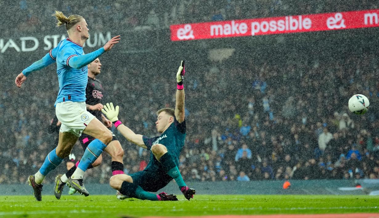 Haaland kembali membobol gawang Burnley pada menit ke-35 setelah menerima umpan terobosan dari Phil Foden dan meneruskan bola ke gawang Burnley. (AP Photo/Jon Super)
