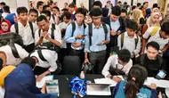 Besarnya jumlah lowongan pekerjaan tersebut itu bisa dimanfaatkan oleh para pencari kerja. (BAY ISMOYO/AFP)