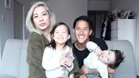 Irfan Bachdim dan Jeniffer Kurniawan, unjuk kemesraan dengan kedua anaknya. (jenniferbachdim.com)