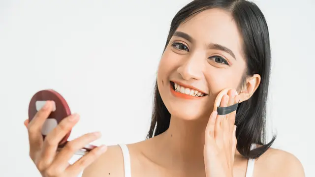 Tips Mengaplikasikan Dewy Foundation untuk Kulit Berminyak, Ciptakan Tampilan Glowing yang Segar