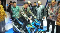 Menperin, Airlangga Hartarto mencoba kendaraan saat pembukaan Indonesia Motorcycle Show (IMOS) 2016 di JCC, Senayan, Jakarta, Rabu (2/11). IMOS 2016 terdiri dari 5 perusahaan motor anggota Asosiasi Industri Sepeda Motor (AISI). (Liputan6.com/Angga Yuniar)