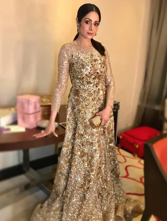 Seperti diketahui, Sridevi sudah bermain dalam 500 film selama hidupnya. Setelah menikah, ia sempat vakum di dunia hiburan selama 15 tahun. (Foto: instagram.com/sridevi.kapoor)