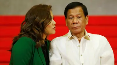 Presiden Filipina Rodrigo Duterte didampingi pasangannya, Honeylet Avancena, menunggu para pemimpin negara-negara anggota ASEAN yang akan menghadiri KTT ke-30 ASEAN di Manila, Filipina, Sabtu (29/4). (AP Photo / Bullit Marquez)