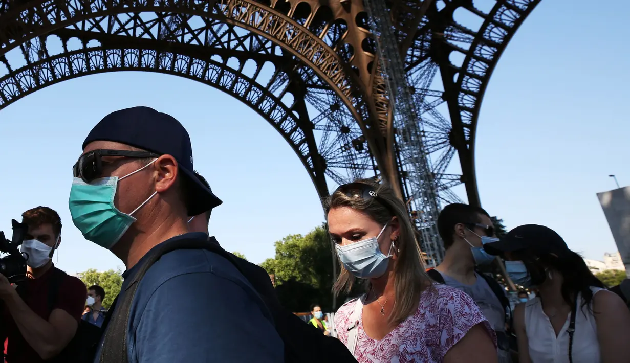 Orang-orang mengantre untuk mengunjungi Menara Eiffel pada hari pembukaan kembali objek wisata tersebut di Paris, Prancis, pada 25 Juni 2020. Menara Eiffel dibuka kembali untuk umum pada Kamis (25/6) setelah ditutup selama tiga bulan akibat pandemi COVID-19. (Xinhua/Gao Jing)