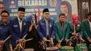 Ketua Umum Partai Amanat Nasional Zulkifli Hasan dan Ketua Umum Partai Idaman Rhoma Irama bersama kadernya memukul gendang sebagai tanda deklarasi bergabungnya Partai Idaman ke PAN di Jakarta, Sabtu (12/5). (Liputan6.com/Faizal Fanani)