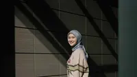 6 Hijab Outfit ala Indah Nada Puspita, Simpel nan Stylish