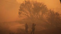 Kebakaran semak belukar yang terjadi pada hari Kamis 7 Agustus 2025 di sekitar Danau Piru, Ventura County mulai meluas. (AP Photo/Marcio Jose Sanchez)
